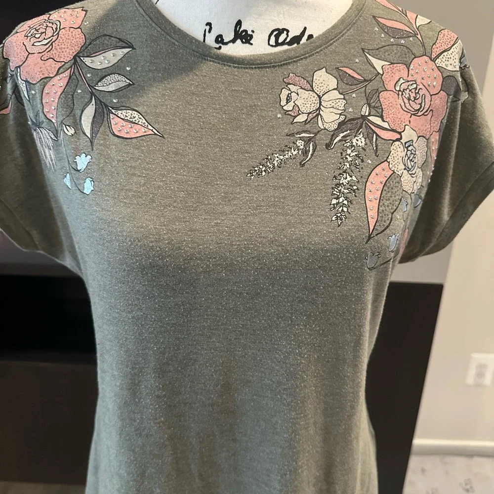 Olive Green Floral Short Sleeve Tee SIZE SMALL - Picture 8 of 8